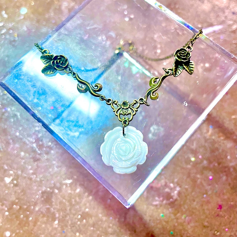Carved Floral Shell Antique Style Retro Necklace